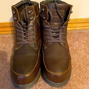 Men’s boots with inside zipper.